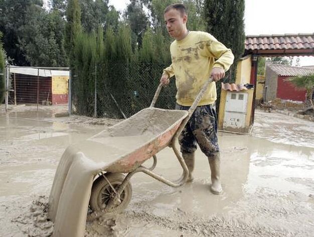 Los afectados por las inundaciones realizan trabajos de limpieza de agua y lodo acumulado.

Foto: &Oacute;scar Barrionuevo