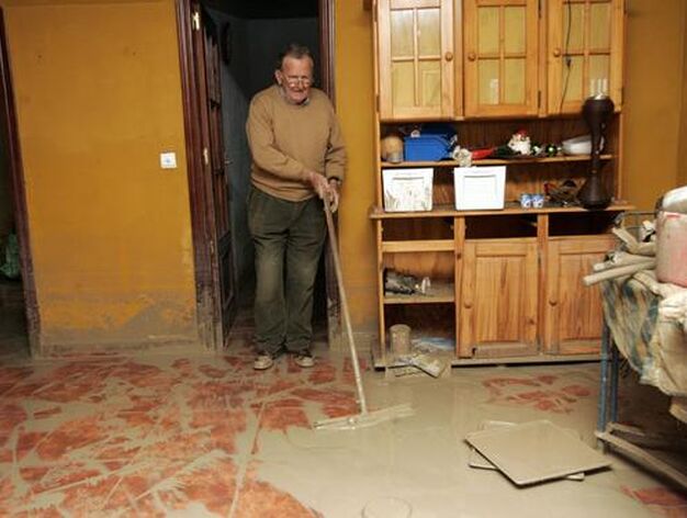 Los afectados por las inundaciones realizan trabajos de limpieza de agua y lodo acumulado.

Foto: &Oacute;scar Barrionuevo