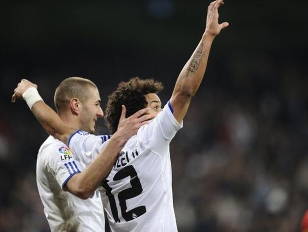 El M&aacute;laga sale goleado ante el Madrid en la vuelta de Pellegrini al Bernab&eacute;u. / AFP