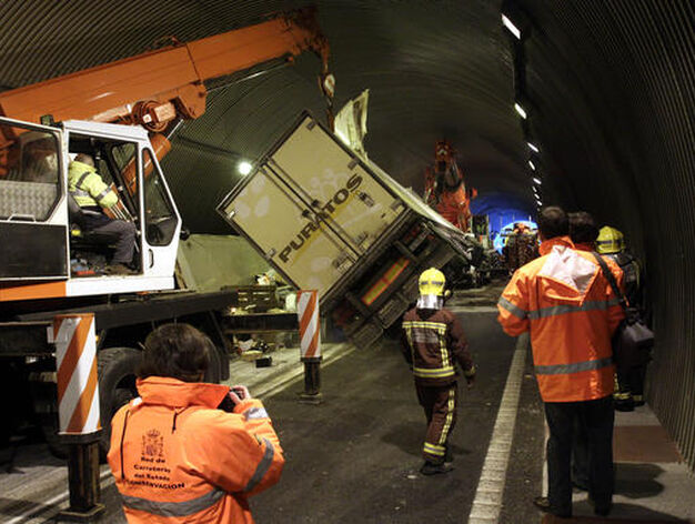 La A-45 permanece doce horas cerrada por el vuelco de un cami&oacute;n en el tunel de Casabermeja

Foto: Migue Fern&aacute;ndez