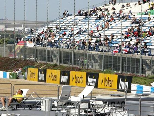 Pilotos y aficionados se han concentrado hoy en el Circuito de Jerez para asistir a los primeros y segundos entrenamientos libres. Todo est&aacute; preparado para el pr&oacute;ximo domingo, el gran d&iacute;a del Mundial

Foto: Pascual