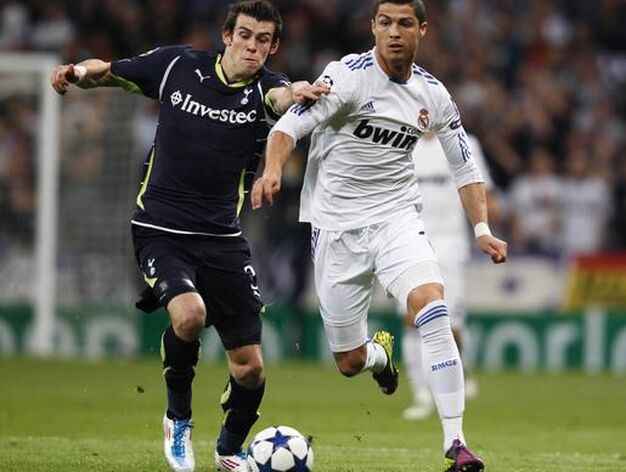 Bale pugna con Ronaldo por un bal&oacute;n. / Reuters