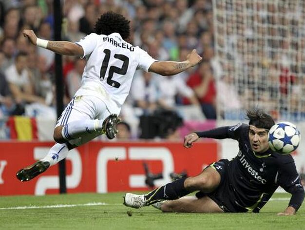 El Real Madrid pone pie y medio en las semifinales de la Liga de Campeones al ganar 4-0 al Tottenham en la ida de los cuartos. / EFE