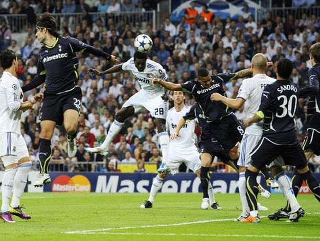 El Real Madrid pone pie y medio en las semifinales de la Liga de Campeones al ganar 4-0 al Tottenham en la ida de los cuartos. / Reuters