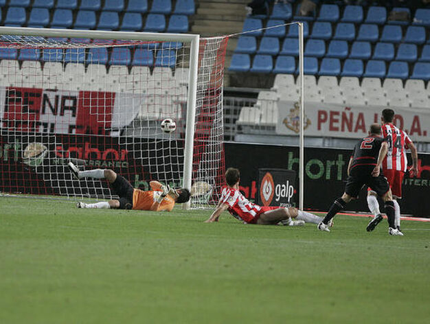 El bal&oacute;n entra en la porter&iacute;a del Almer&iacute;a en el segundo gol del Athletic. / Javier Alonso