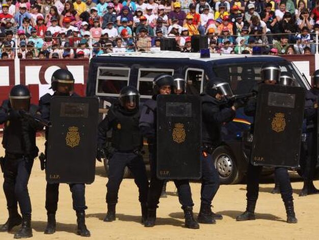 Exhibici&oacute;n policial ante escolares en La Malagueta

Foto: Javier Albi&ntilde;ana