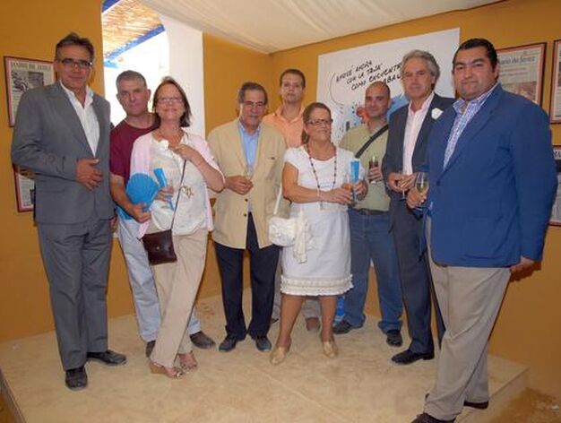 Los concejales del PP Javier Dur&aacute;, Felisa Rosado, Pepe Galv&iacute;n y Agust&iacute;n Mu&ntilde;oz junto a otros miembros del partido.  

Foto: Manuel Aranda