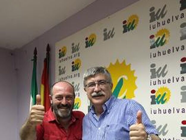 Pedro Jim&eacute;nez, con Juan Manuel Arazola en la sede de IU. /Esp&iacute;nola