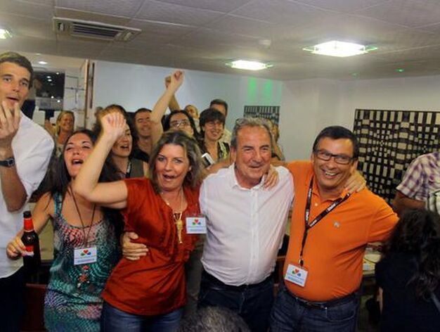 integrantes de la candidatura de la Mesa de la R&iacute;a, junto a Jos&eacute; Pablo V&aacute;zquez, en el centro, celebran los resultados en el Hotel Los Condes./Paqui Segarra