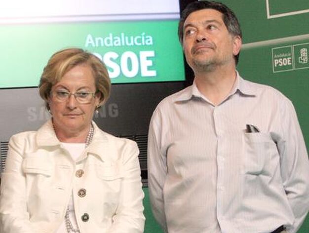 Petronila Guerrero y Javier Berrero, tras conocer los resultados.  /Josu&eacute; Correa