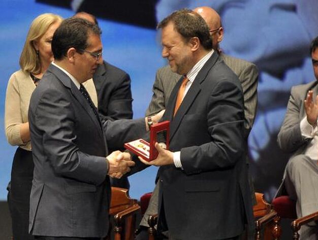 El presidente de Cajasol, Antonio Pulido, recibe la Medalla de la Ciudad a la Obra Social Cajasol.

Foto: Manuel G&oacute;mez