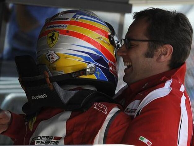 Fernando Alonso celebra con Stefano Domenicali, director deportivo de Ferrari, la victoria en el Gran Premio de Gran Breta&ntilde;a. 

Foto: Reuters