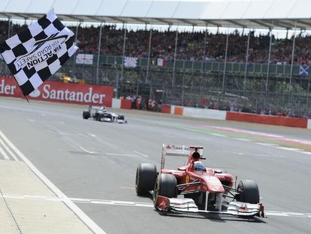 Fernando Alonso cruza la meta en primer lugar en el Gran Premio de Gran Breta&ntilde;a.

Foto: Reuters
