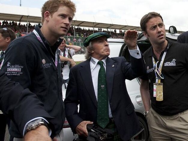 El pr&iacute;ncipe Harry, con el ex piloto Jackie Stewart.

Foto: AFP Photo