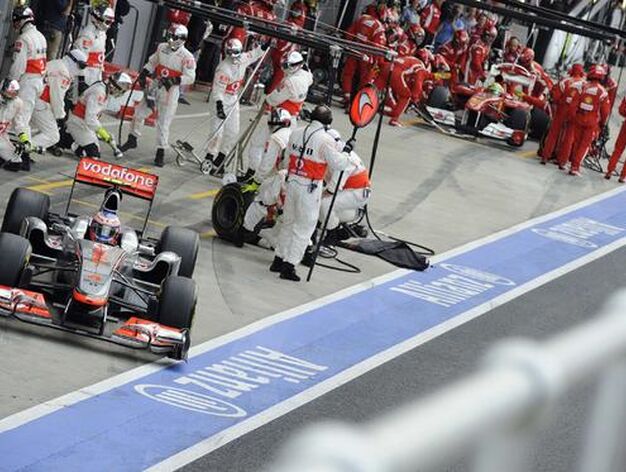 Paso por boxes de Jenson Button y Felipe Massa.

Foto: Reuters