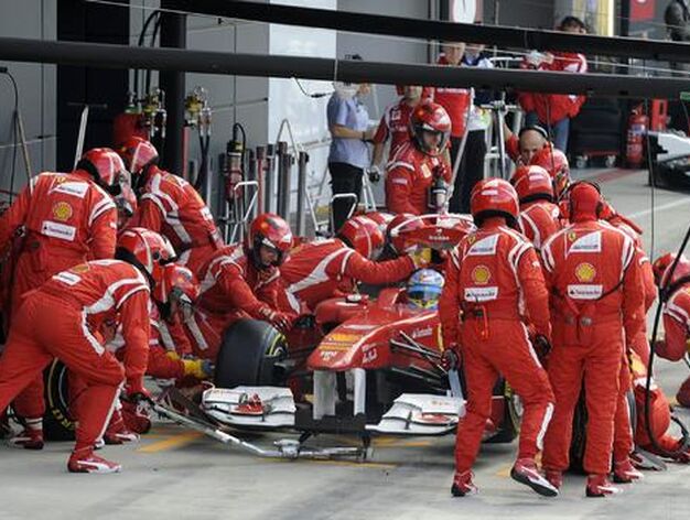 Paso por boxes de Fernando Alonso.

Foto: Reuters