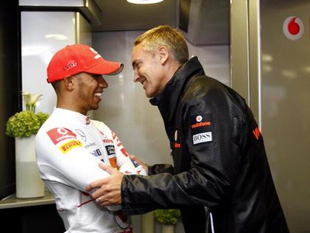 Lewis Hamilton, felicitado por Martin Whitmarsh tras su victoria en el Gran Premio de Alemania.

Foto: EFE