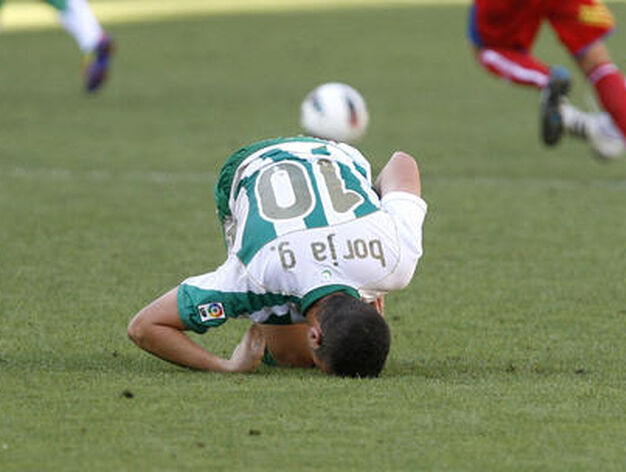 Borja se duele de un golpe en el c&eacute;sped. / &Aacute;lvaro Carmona
