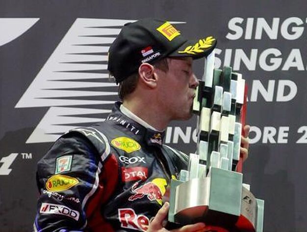 Vettel domina tambi&eacute;n en Singapur y se adjudica su novena victoria de la temporada. / AFP