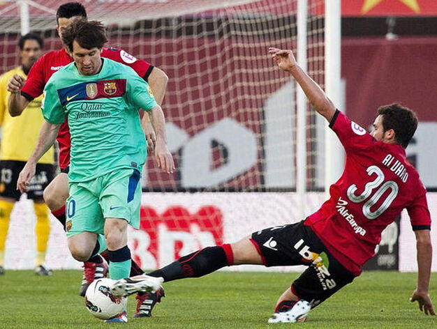 &Aacute;lvaro realiza una entrada a Messi. / EFE