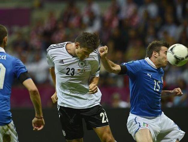 Italia perdona la goleada a Alemania y se mete, con todo merecimiento, en la final de la Eurocopa 2012.

Foto: EFE