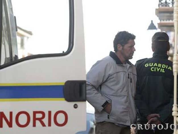 El marido de la supuesta parricida, junto a la Guardia Civil en la puerta de su vienda.

Foto: Antonio Pizarro