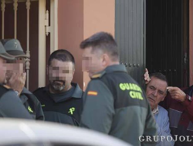 La Guardia Civil a las puertas de la vivienda.

Foto: Antonio Pizarro