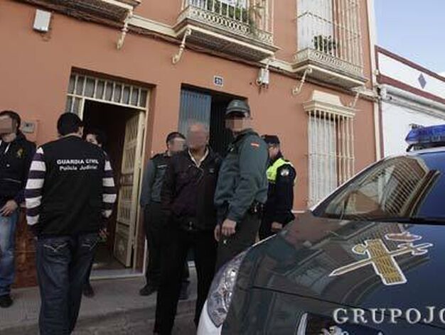 Guardia Civil y Polic&iacute;a Local a las puertas de la casa de los horrores de Pilas.

Foto: Antonio Pizarro