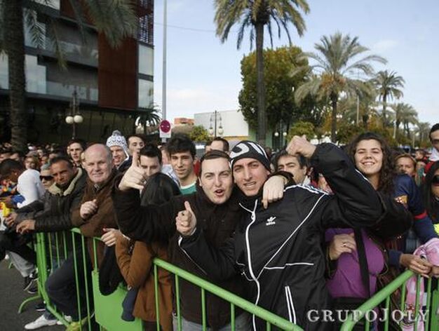 Aficionados esperando la llegada del Barcelona.

Foto: Jos&eacute; Mart&iacute;nez