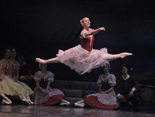 Im&aacute;genes de 'Giselle' en el Teatro de la Maestranza. / Antonio Pizarro