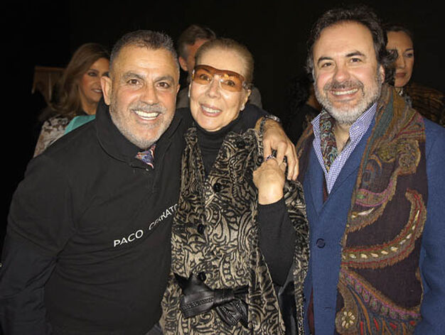 El estilista Paco Cerrato, Lina y el modisto Manuel Obando.

Foto: Victoria Ram&iacute;rez