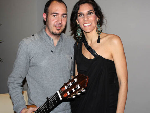 El guitarrista Sergio Gallardo y Consuelo Barroso, que cant&oacute; en directo,  con dise&ntilde;o de Juan Vara.

Foto: Victoria Ram&iacute;rez