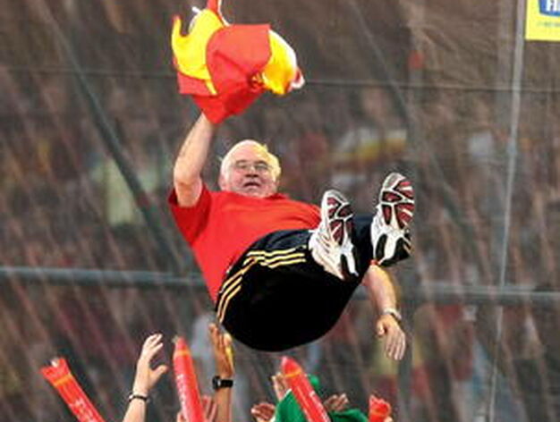 Luis Aragon&eacute;s en volandas tras ganar la Euro 2008.

Foto: Efe
