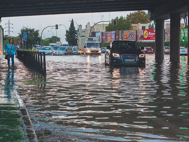 Estado en el que la lluvia ha dejado las calles en Sevilla Este. 

Foto: Beatriz Hidalgo