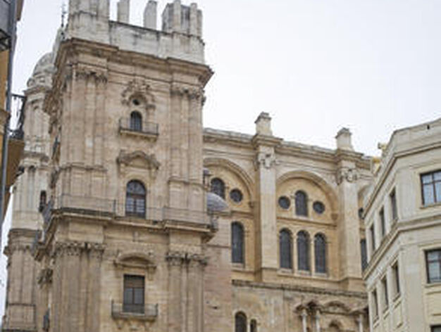 Una fea estampa a los pies de la Catedral, en Molina Lario.

Foto: Javier Albi&ntilde;ana