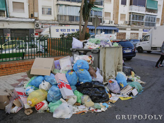 Residuos amontonados en uno de los contenedores de la ciudad.

Foto: Javier Albi&ntilde;ana