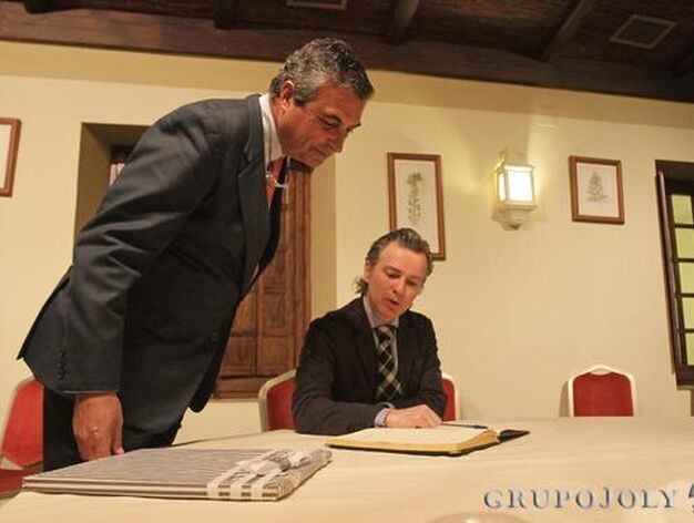 Javier Lancha firma ayer en el libro de honor del peri&oacute;dico, junto al gerente de &lsquo;Europa Sur&rsquo;, JuanFern&aacute;ndez de Mesa. 

Foto: Erasmo Fenoy