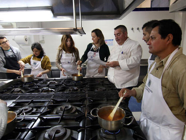 Cocina para novatos. La Escuela de Hosteler&iacute;a ha impartido el taller de cocina para principiantes, una pasi&oacute;n que va en auge.


Foto: Barrionuevo
