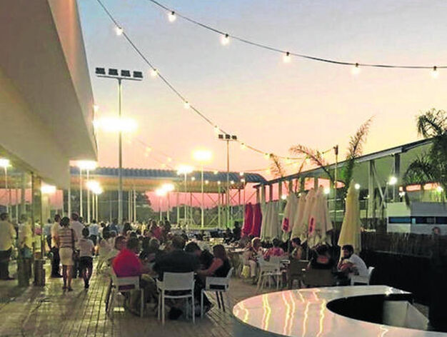 Temporada de verano en Arena Bar. El Snack Bar del Complejo Deportivo Open Arena abri&oacute; anoche su terraza de verano con cambios, ya que los protagonistas ser&aacute;n los platos pensados para compartir.