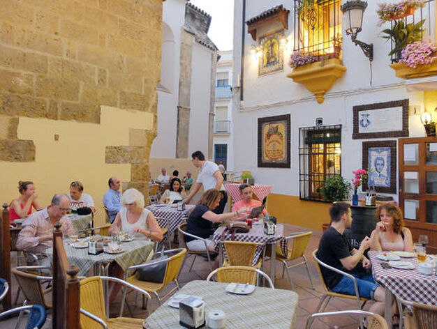 Tranquilidad junto a San Miguel. Taberna El Pisto es uno de los restaurantes de referencia de C&oacute;rdoba, que adem&aacute;s cuenta con una c&oacute;moda terraza en la que degustar su variada oferta culinaria.