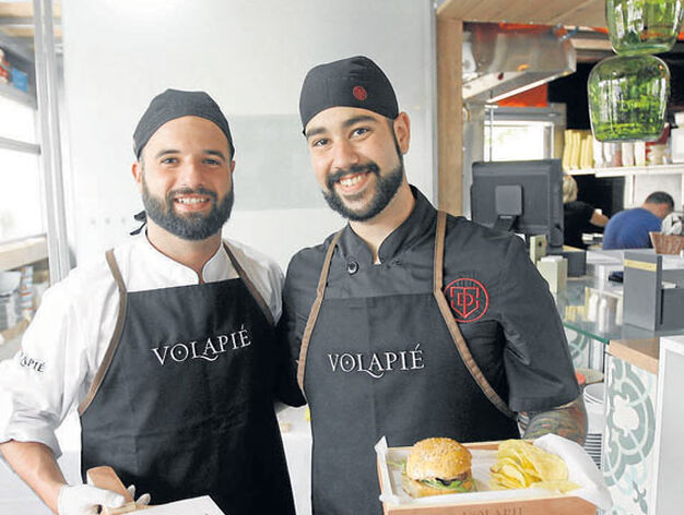 Algunos de los camareros de la taberna El Volapi&eacute;. 

Foto: Jos&eacute; Mart&iacute;nez