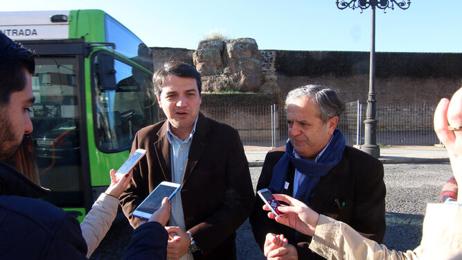José María Bellido y Salvador Fuentes, ayer por la mañana delante de la muralla del Marrubial.