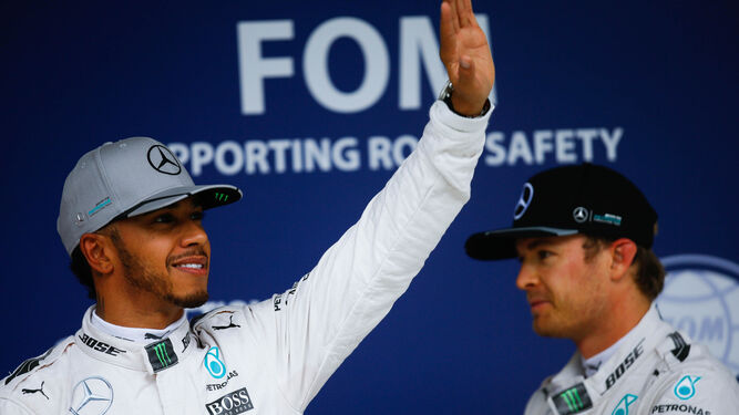Hamilton saluda al paso de Rosberg.