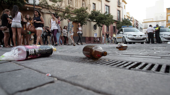 Jóvenes haciendo botellón en una céntrica plaza de Sevilla.