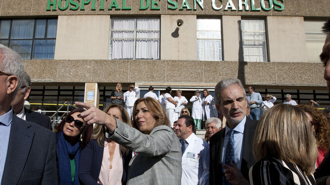 Susana Díaz, ayer en la puerta del hospital de San Carlos, en La Isla, junto al consejero de Salud, Aquilino Alonso.