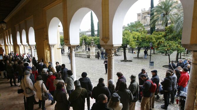Decenas y decenas de turistas hacen cola ante las taquillas para entrar en la Mezquita-Catedral.