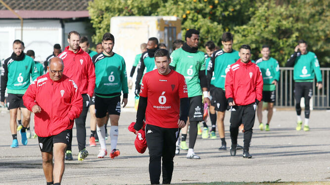 Carrión encabeza junto a Pepillo el grupo de jugadores y cuerpo técnico a su llegada a la Ciudad Deportiva.