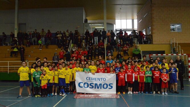 Cementos Cosmos afianza su apuesta por el deporte con el Córdoba de Balonmano