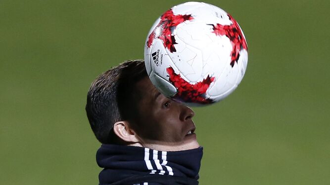 Cristiano Ronaldo controla el balón de cabeza en el entrenamiento en Yokohama.