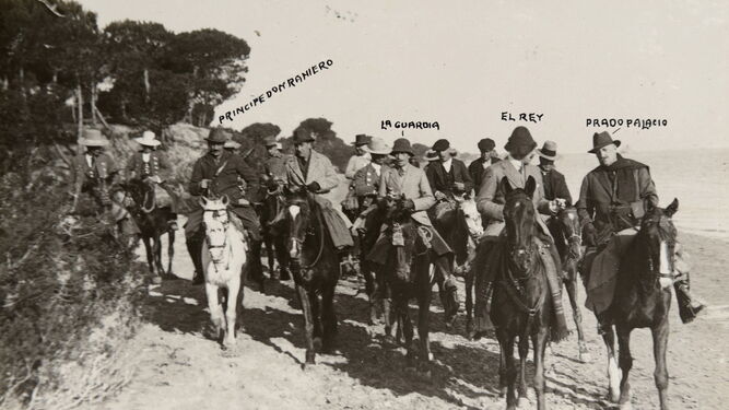 Alfonso XIII, en una de sus jornadas de caza, sobre las arenas de Doñana.